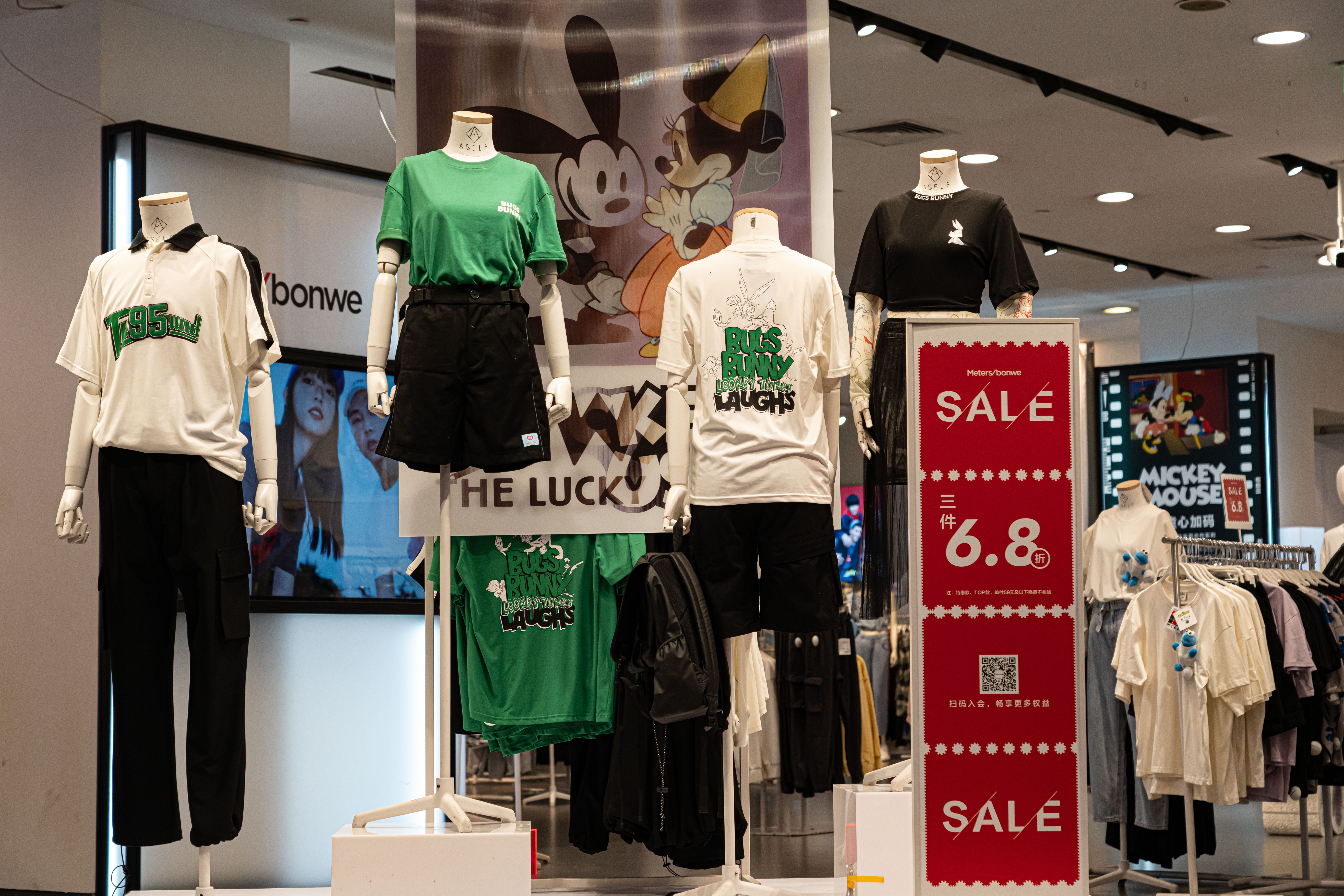 根据2021年财报,美邦服饰营业收入较2020年下滑30.91%至26.39亿元.