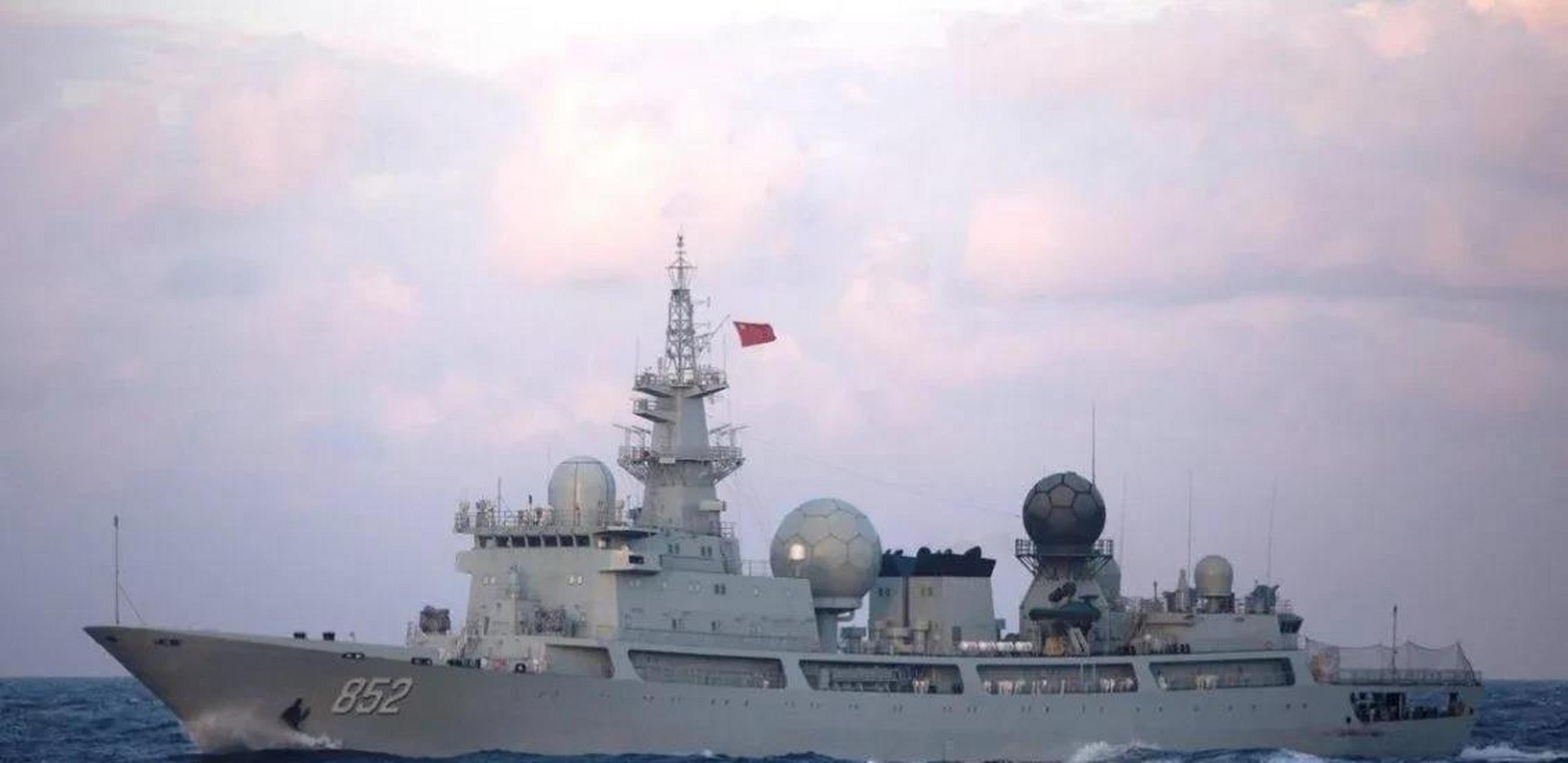 美国海军"邦克山"号巡洋舰(cg-52)在中国南海与补给油船"瓜达卢佩"号