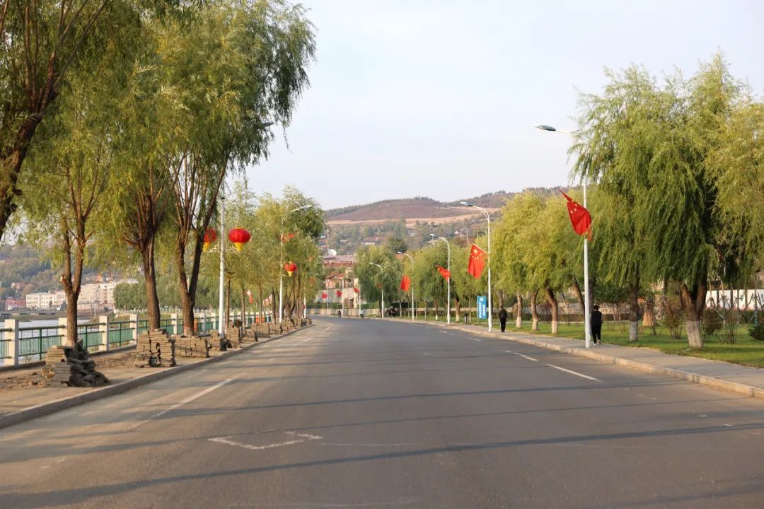 【喜迎二十大 奋进新征程】穆棱:红旗招展迎国庆 穆林街区靓起来