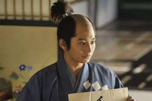 古代日本人的发型，为什么总是把中间的头发，完全给剃光？-袁载誉