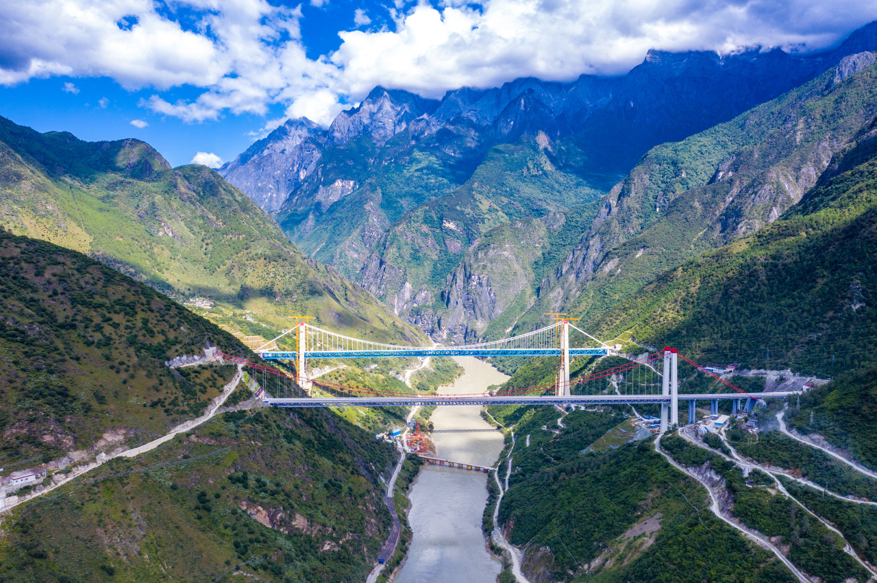 大桥横跨虎跳峡 图源:图虫创意就在刚过去的11月26日,迪庆州内首条