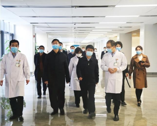 焦斌龙副市长深入市中心医院宣讲党的十九届五中全会精神并调研指导