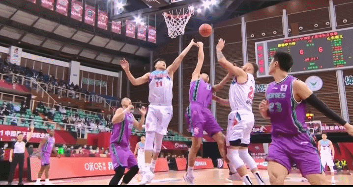 突发!新疆队新星开场崴脚伤退,被担架抬出送医院治疗