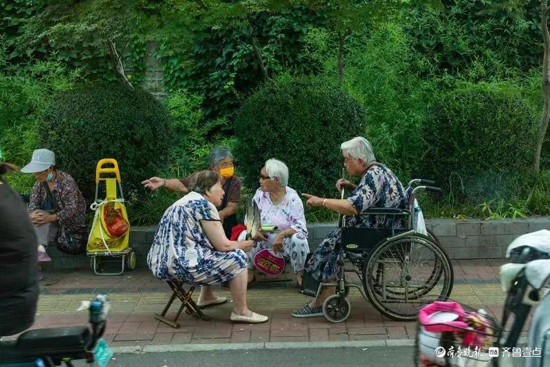 路边纳凉的老太太