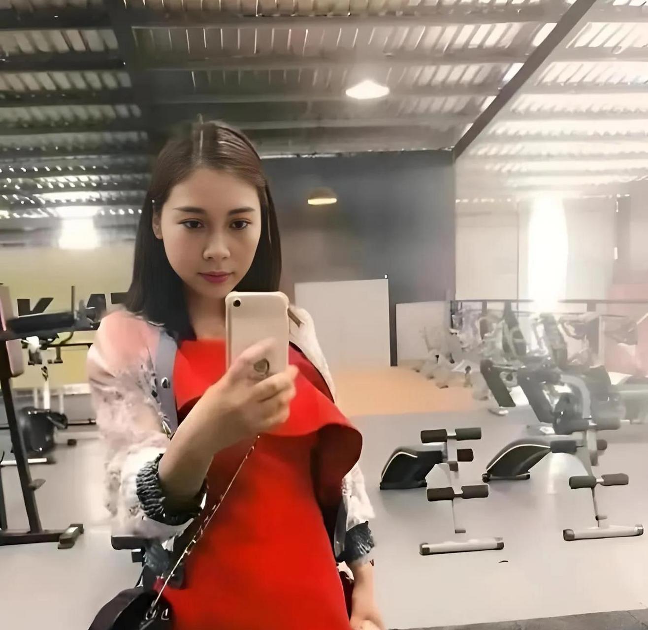 下面这组照片是在2016年拍摄的,主人公是恶魔劳荣枝.