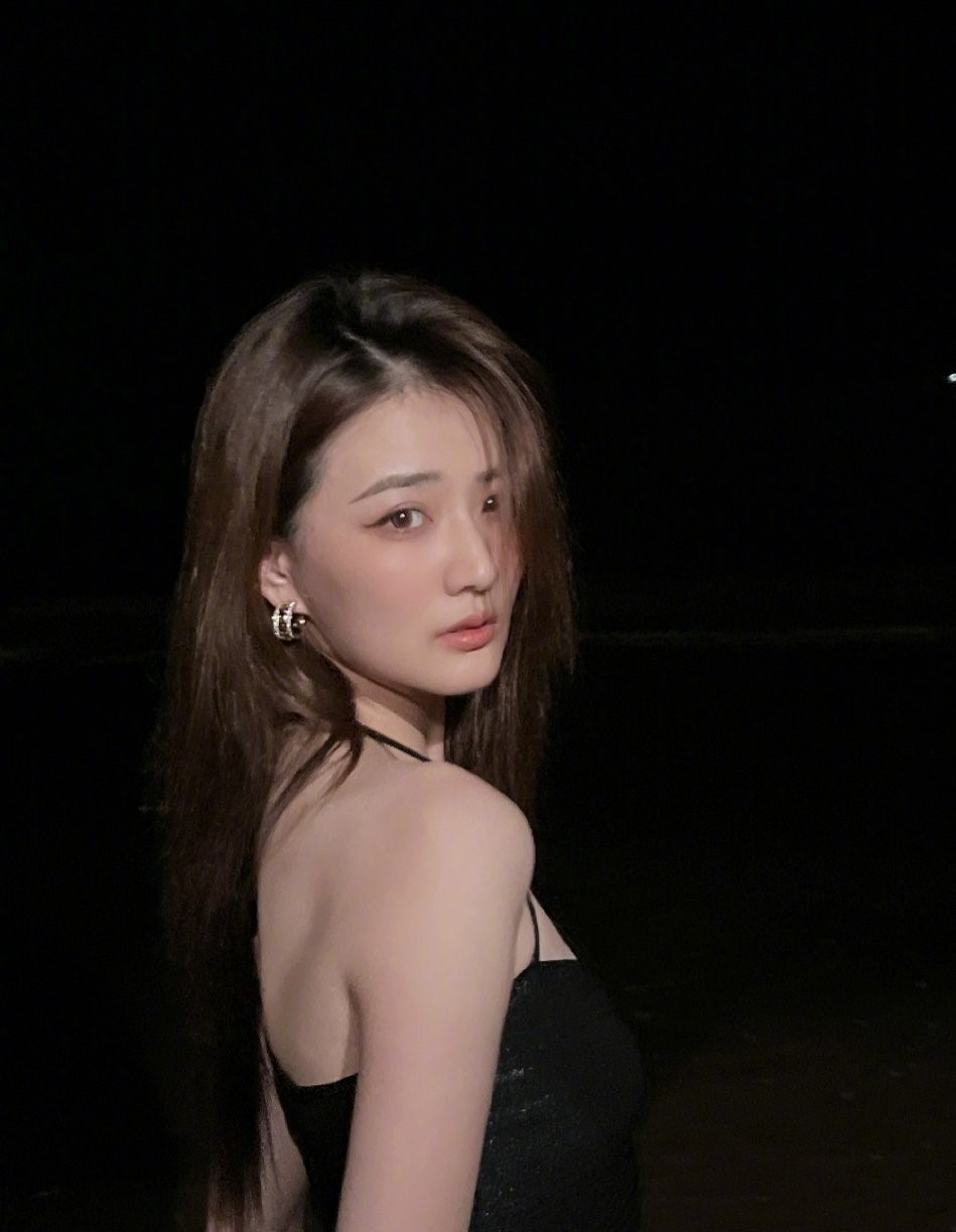 徐璐夜色海景大片释出,着黑色吊带裙长发披肩氛围感十足
