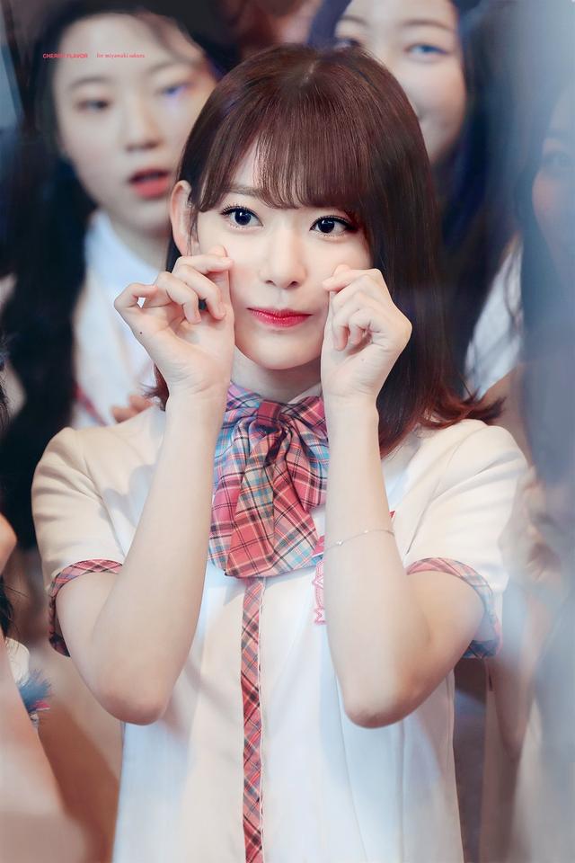 宫胁咲良高清图片,粉色制服凸显日系风格,领口蝴蝶结是点睛之笔