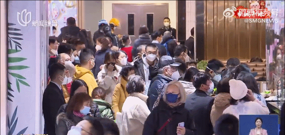 商场爆满!有人堵在了车库里