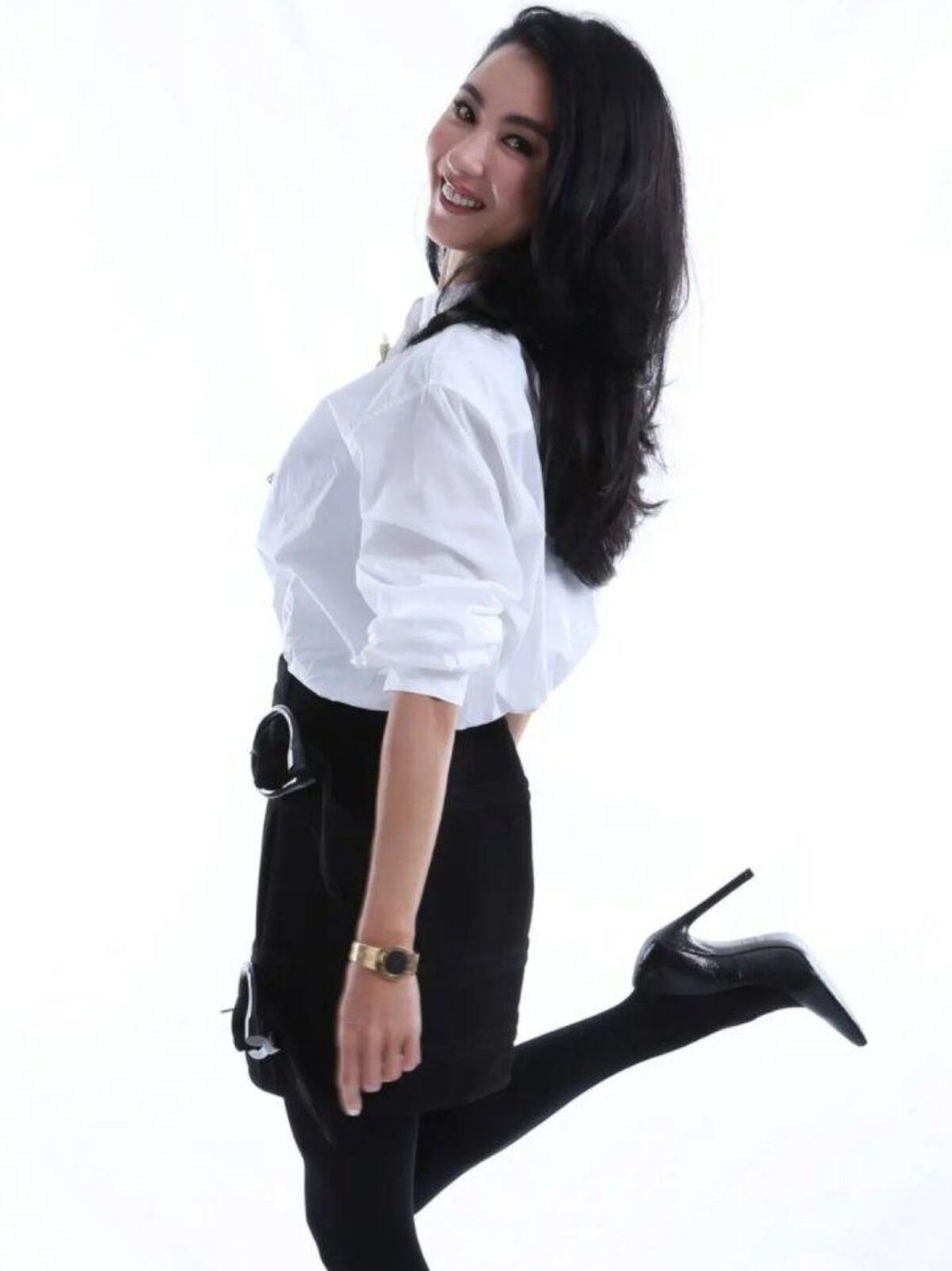 张柏芝穿制服套装美出新高度,"曲线腿"抢镜,气质更是优雅高级