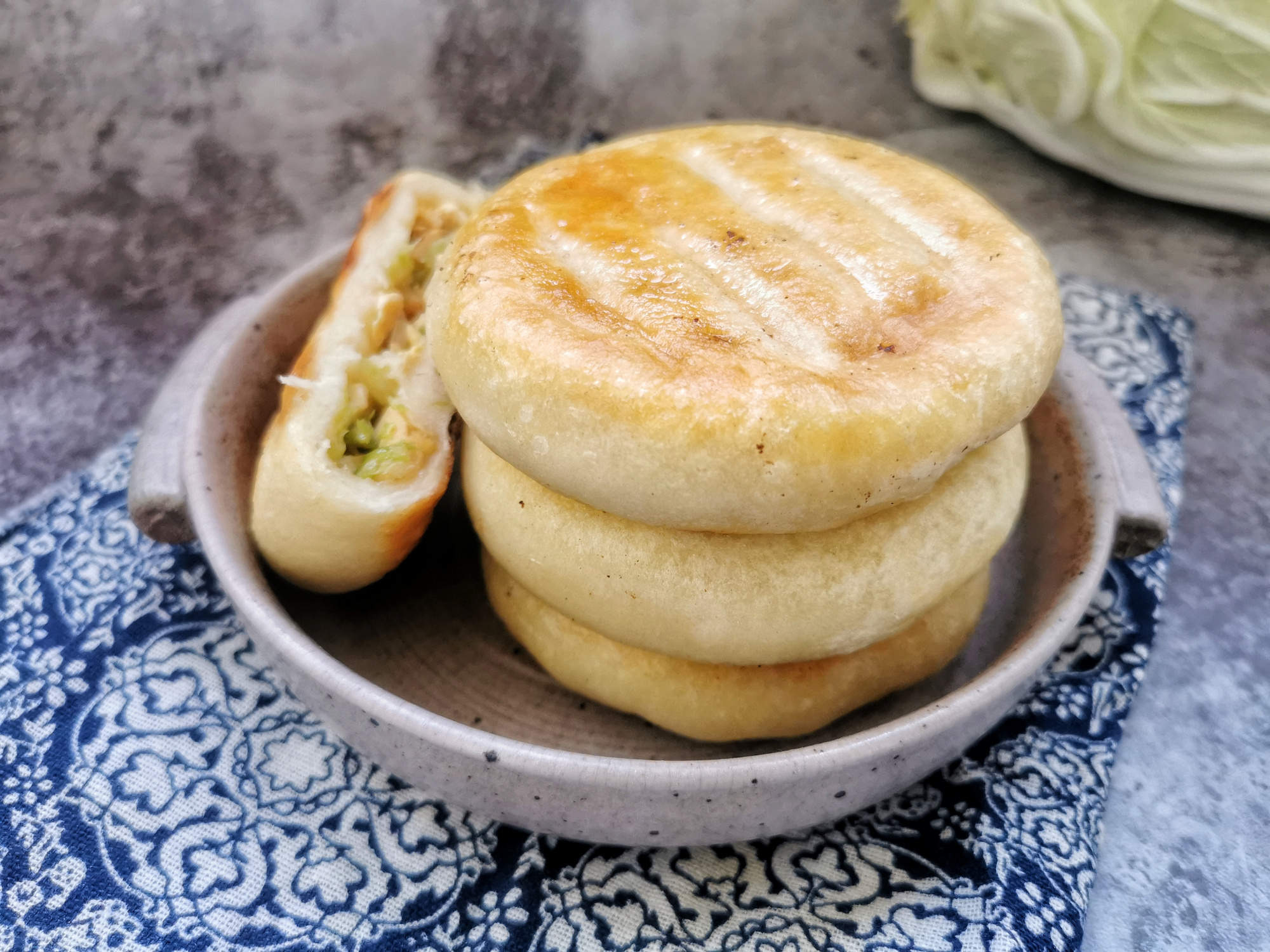 天冷做馅儿饼,白菜和豆腐是最佳搭档,不放肉也好吃,比韭菜的香