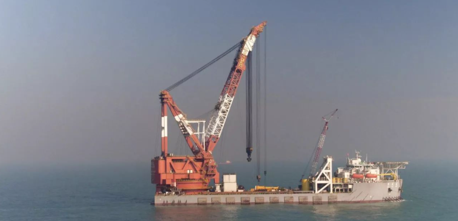 图为海上风电吊装船