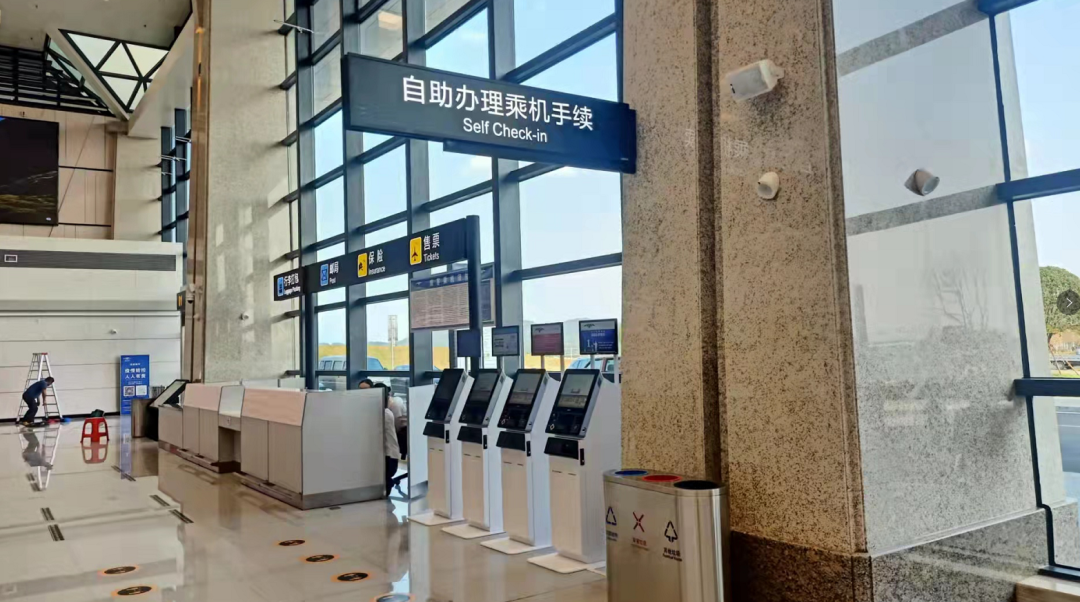 进入北湖机场航站楼一楼,值机大厅的1个值机岛和7个值机柜台一字排开.