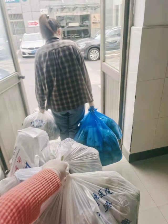 单手拎25包药!这群年轻人组成街道"配药小分队"