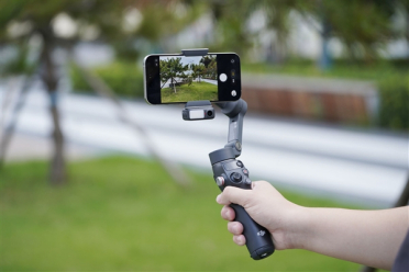 原生跟拍、收音补光一体！大疆OSMO Mobile 8手机稳定器图赏