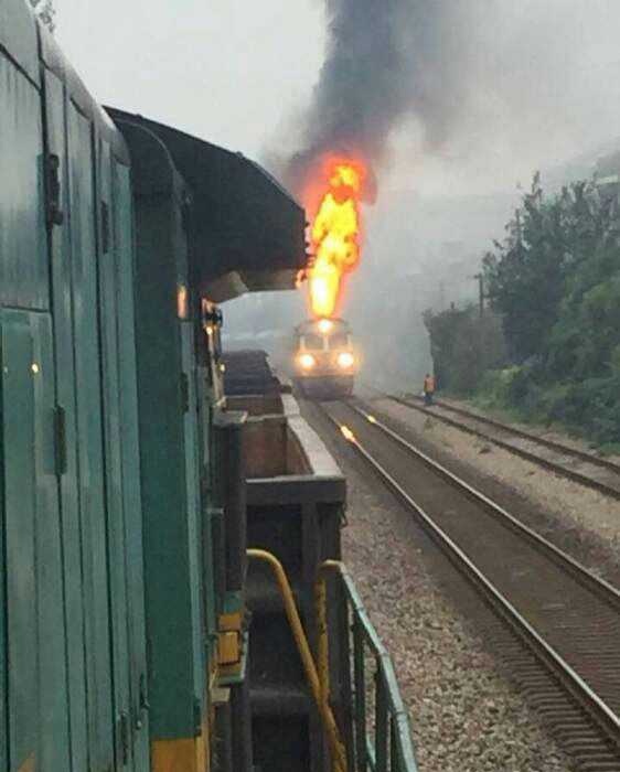 为什么这个视频里内燃机车喷火?