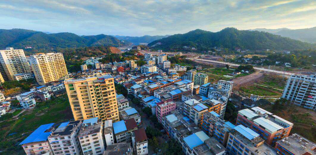 广东梅州大埔县一个镇,2条高速路交汇,镇上有多栋电梯楼房