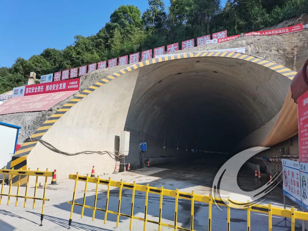 第六标段木港隧道进口 来自葛洲坝路桥公司的相关负责人 及阳新县,木