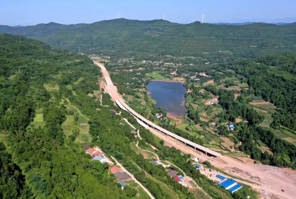 按照计划,梓潼段将在2023年年底主体工程完工,2024年全面建成.
