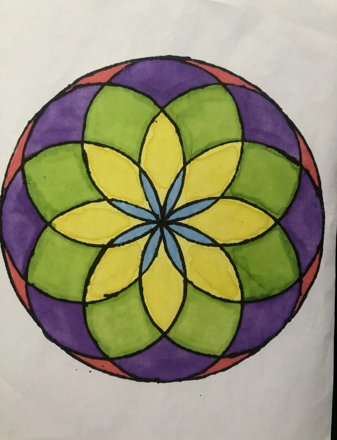 六年级数学组精心策划了"用圆设计美丽图案"的活动