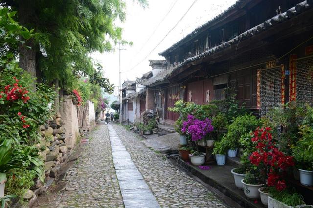 鹤庆县云鹤古街街区大理州鹤庆县云鹤镇传统古街,平面呈长方形,街巷为