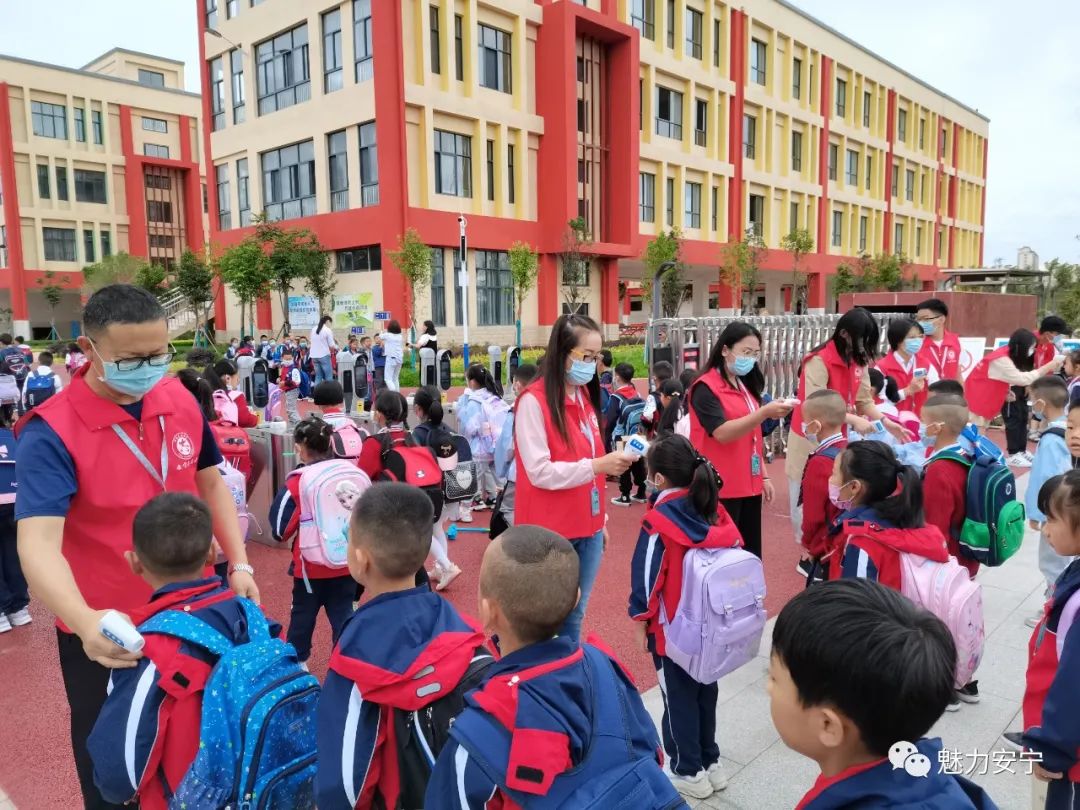 今天,你测了体温了吗?".安宁市宁湖小学,为每一位入校的孩子进行测温.