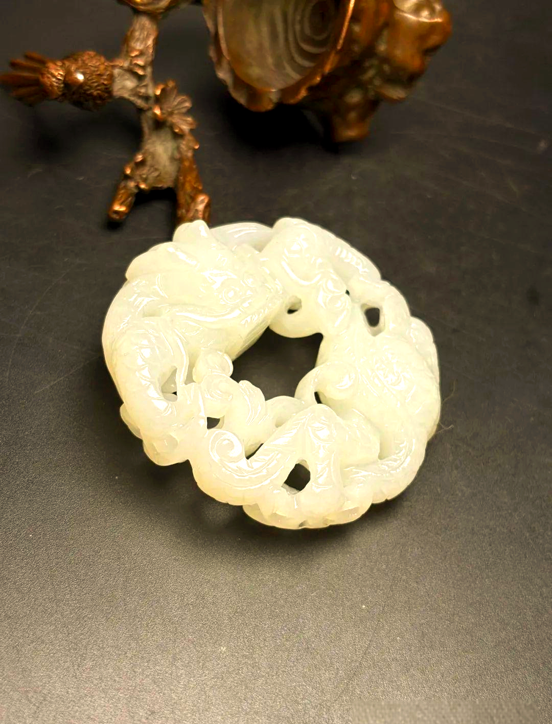 清代乾隆皇帝钟爱的羊脂白玉龙佩饰