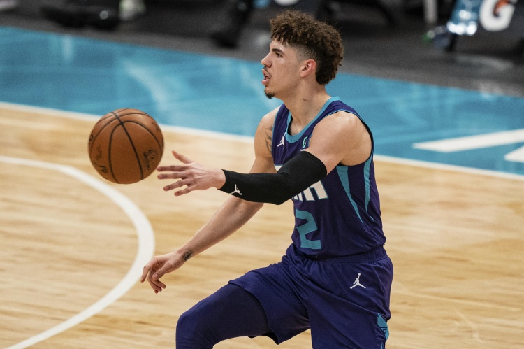 三球多次单场至少6记三分&6板&6助 nba新秀历史首人