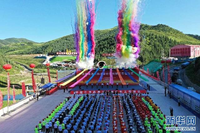 甘肃省最长公路隧道木寨岭特长隧道贯通