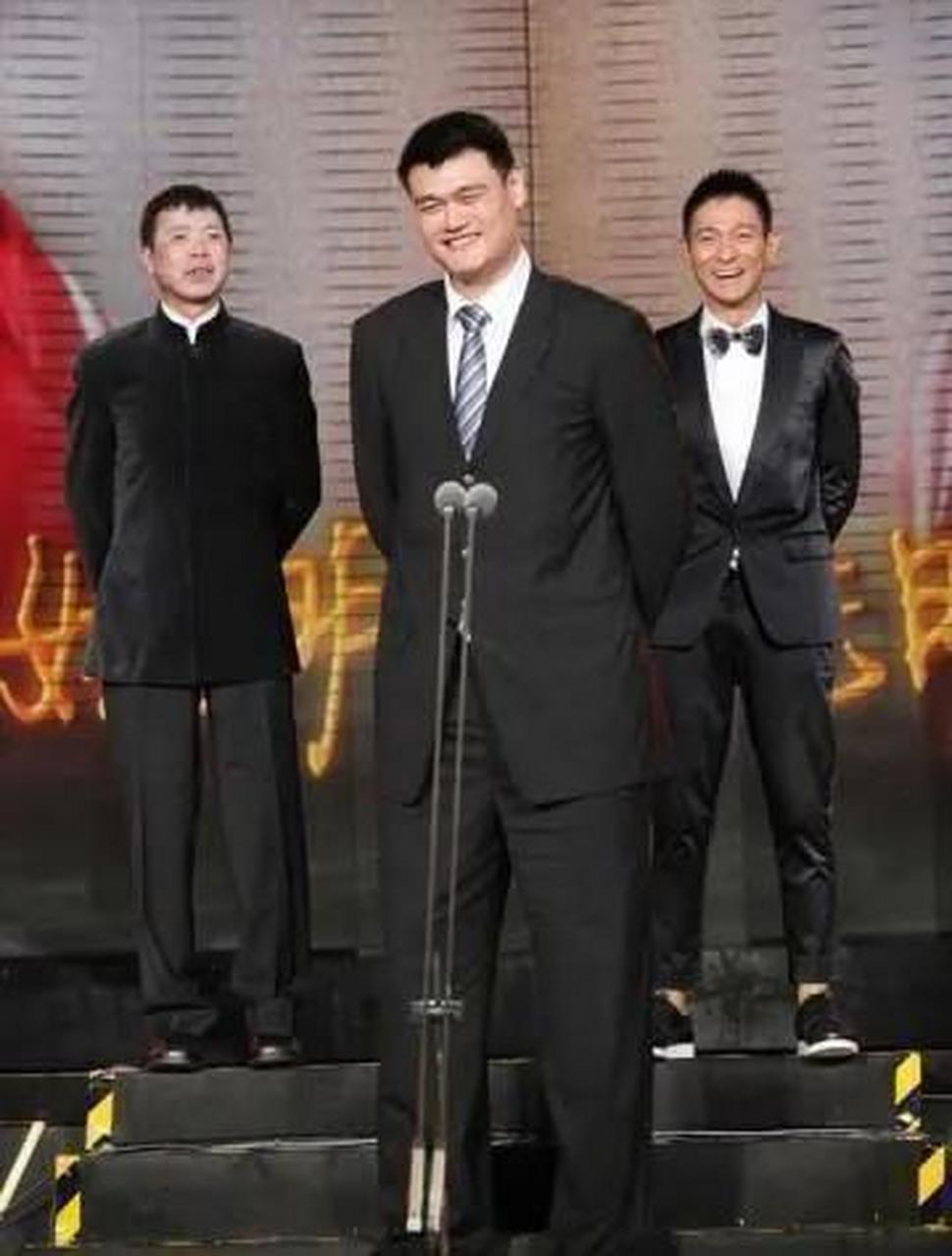 万万没有想到姚明比常人高那么多? 敢跟他合影的人得需要多大的勇气?