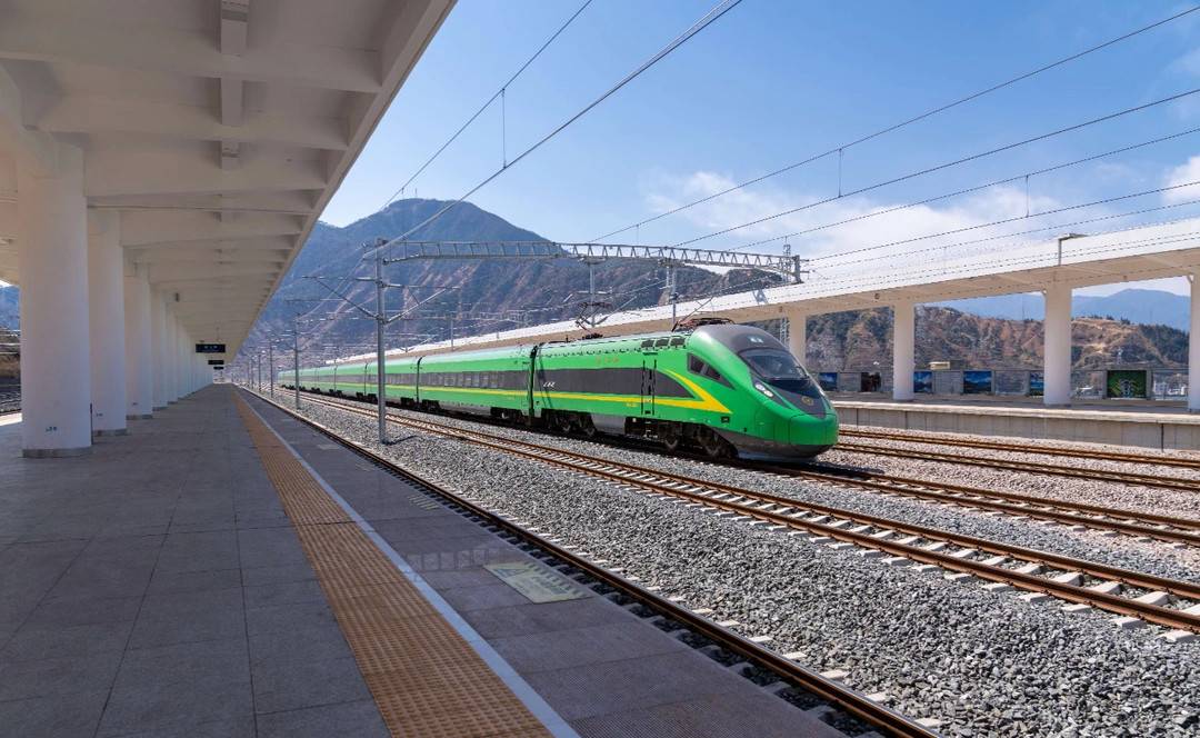 四川攀枝花南至镇江关首开直达动车