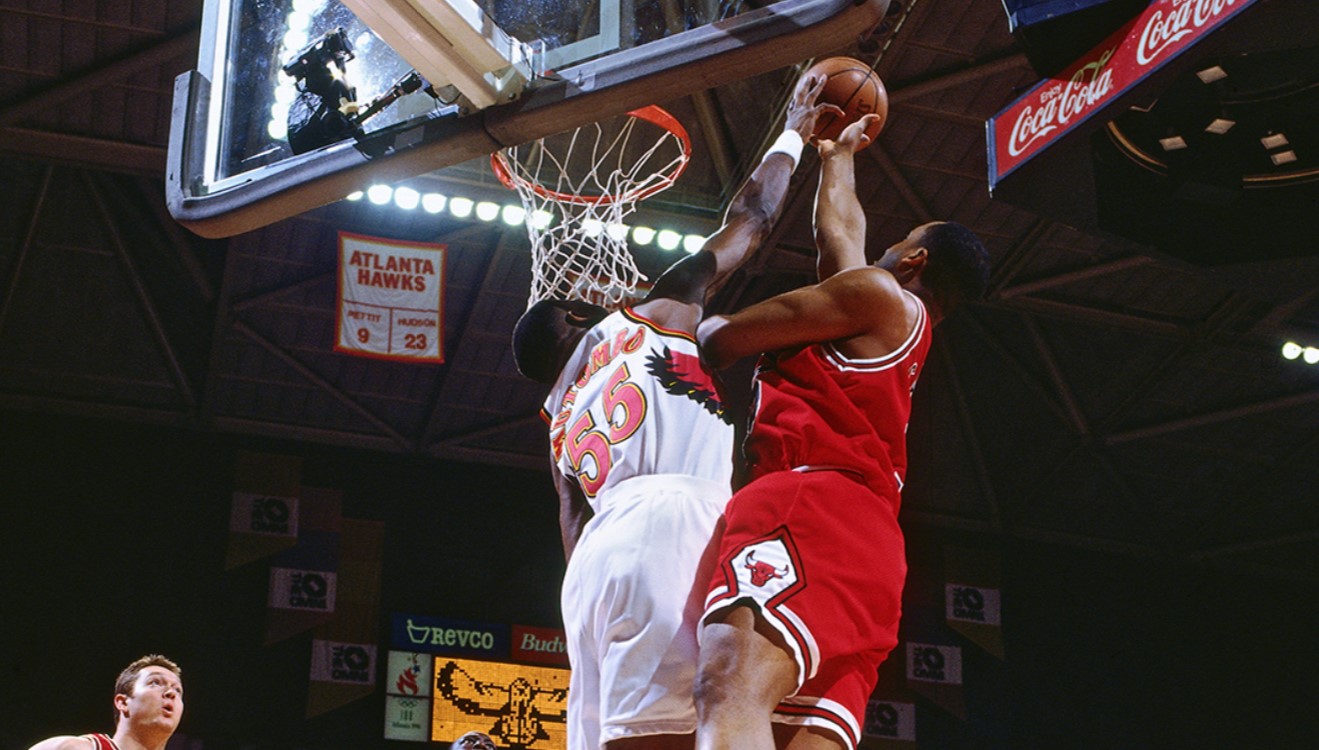 招牌动作!老鹰官方社交媒体晒出穆托姆博的赛场盖帽照