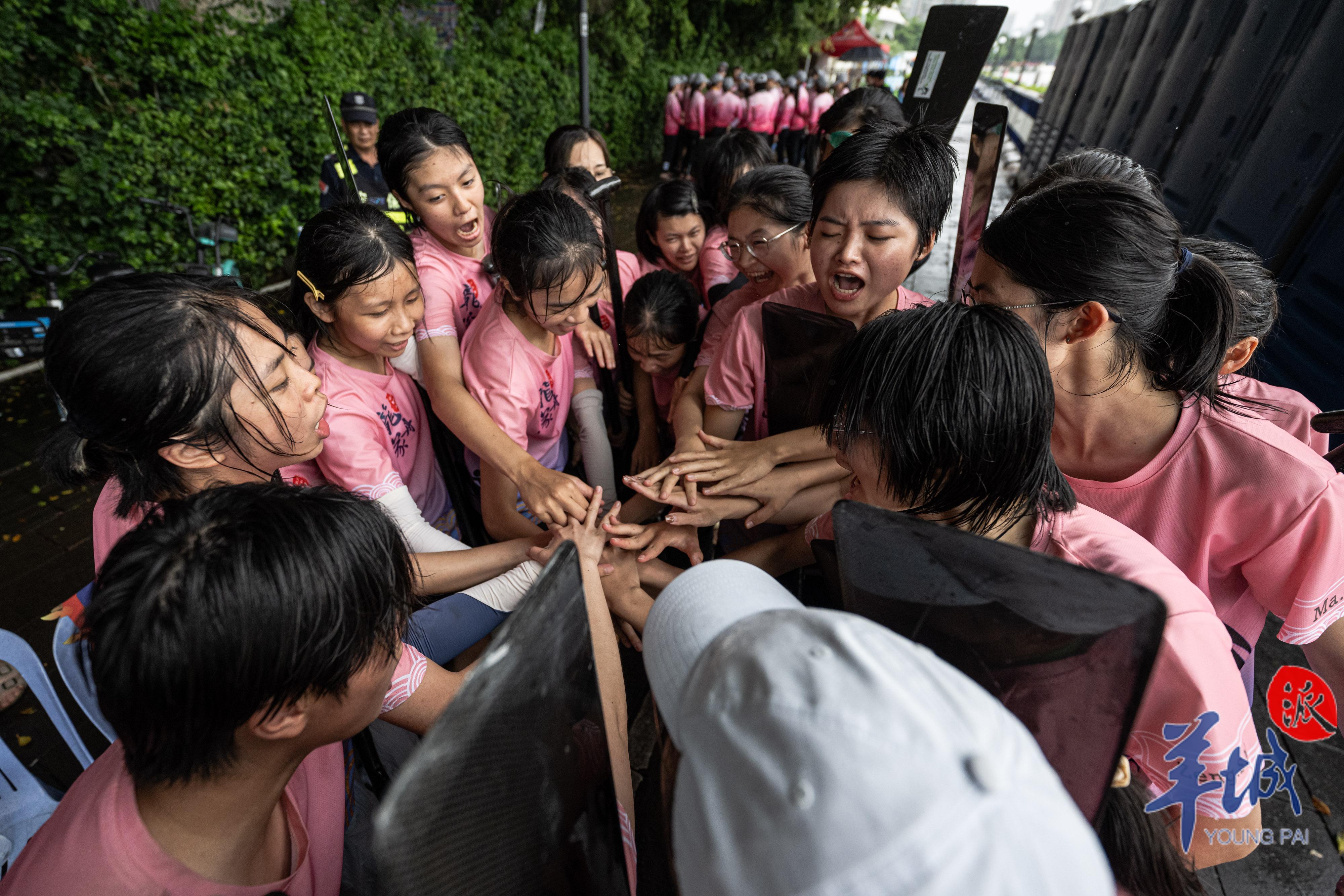 視頻 圖集|氣氛拉滿!南方醫科大學女子龍舟隊賽前加油鼓勁