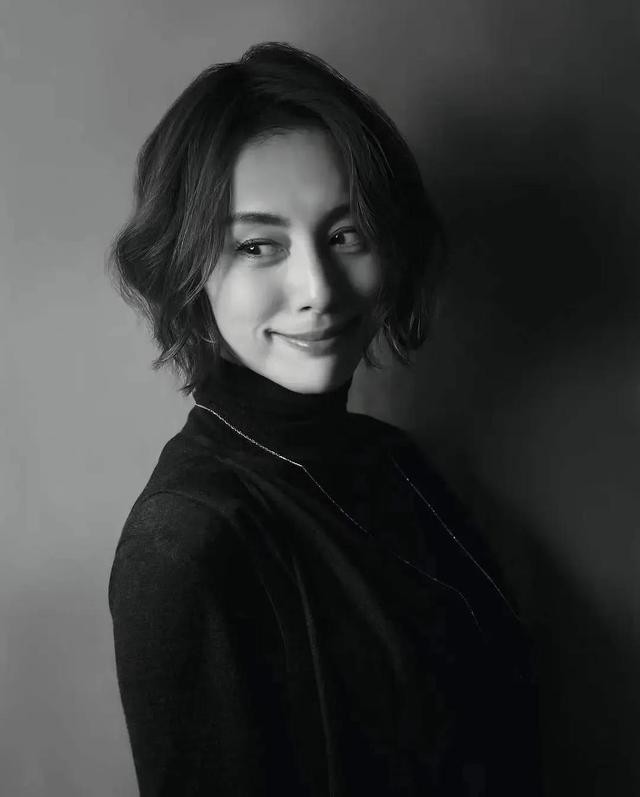 日本女星米仓凉子别致连衣裙出席格莱美颁奖典礼让粉丝们着迷