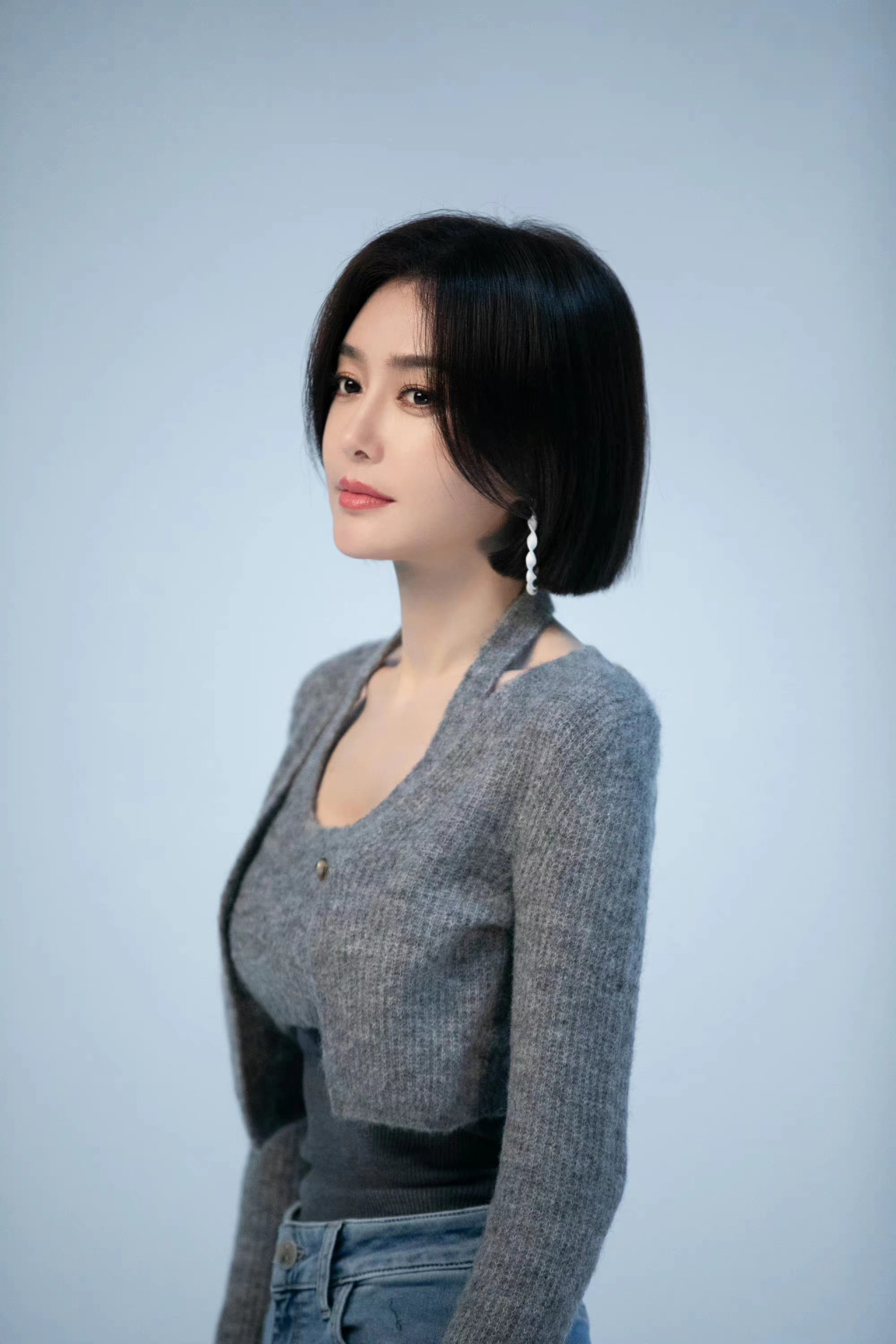 秦岚气质太好了吧,穿针织开衫搭配牛仔裤,美得知性又优雅!