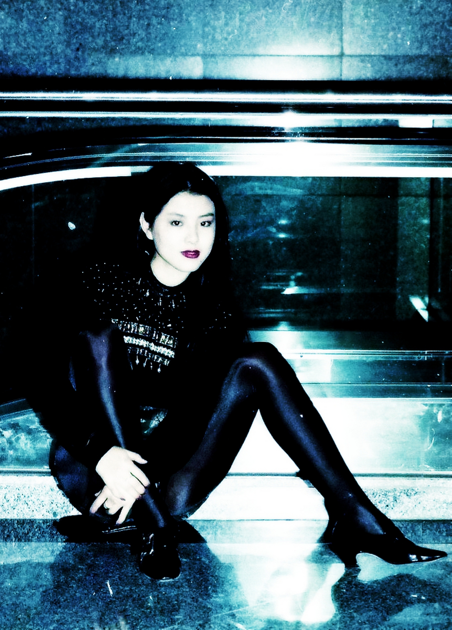 在上个世纪的90年代,有几个年轻女模特成为了时尚界的焦点.她们青春靓