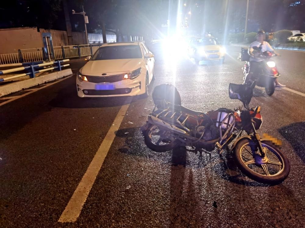 外卖小哥摩托车停在道路中间看手机 20秒后被小车撞倒