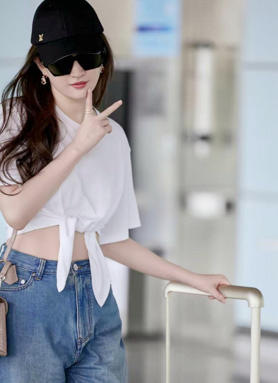 刘亦菲机场包袱,简单的白t恤配上雪白的牛奶肌肤 搭配活力十足,飒爽
