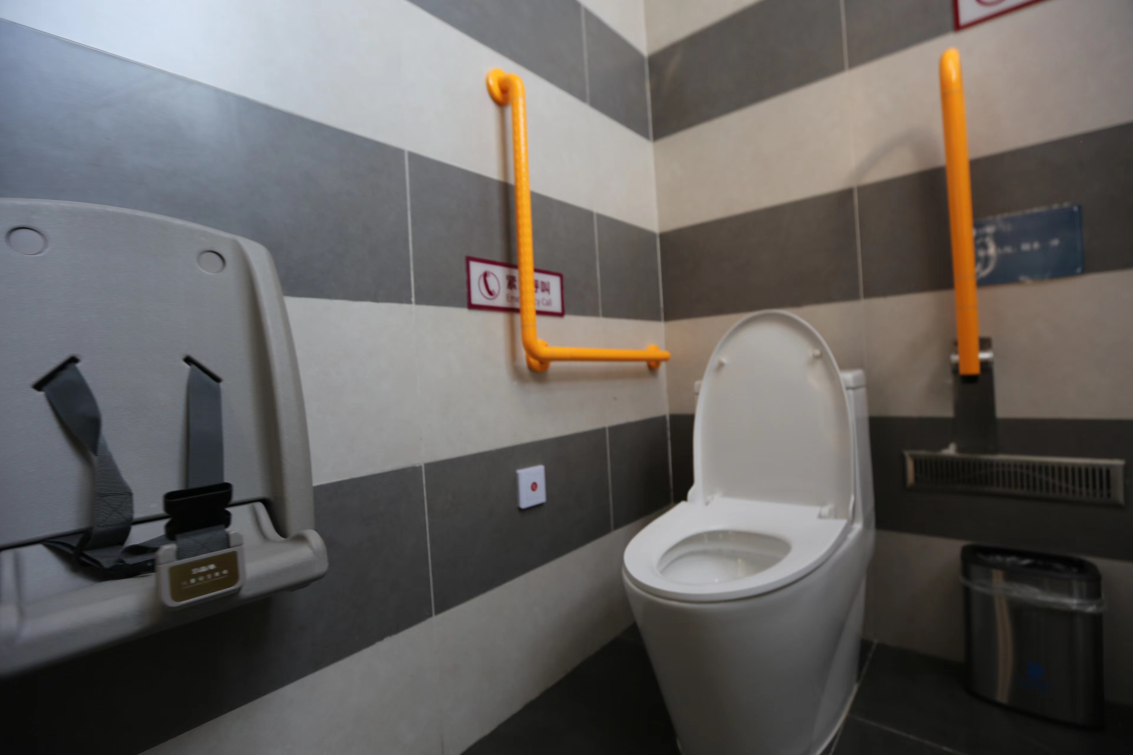 卫生间镜面向下倾斜30度!副中心这些无障碍全面升级