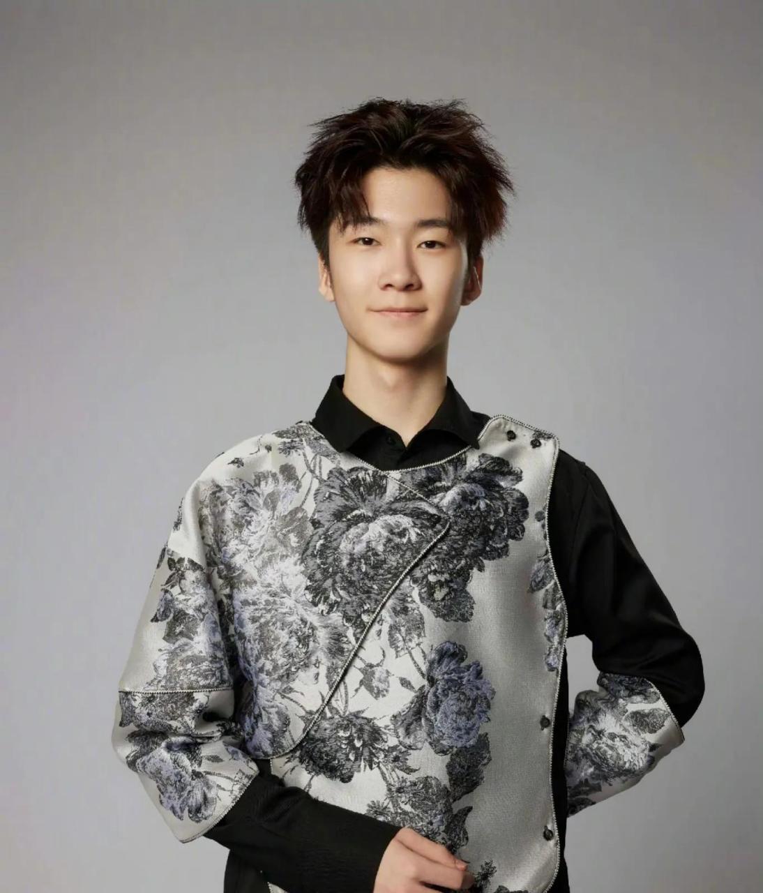 5月13日,张亮儿子天天出演话剧的照片被曝光了出来,照片中15岁的天天