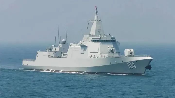 "南京舰"2018年已入列海军,是一艘052d型导弹驱逐舰,舷号为155.