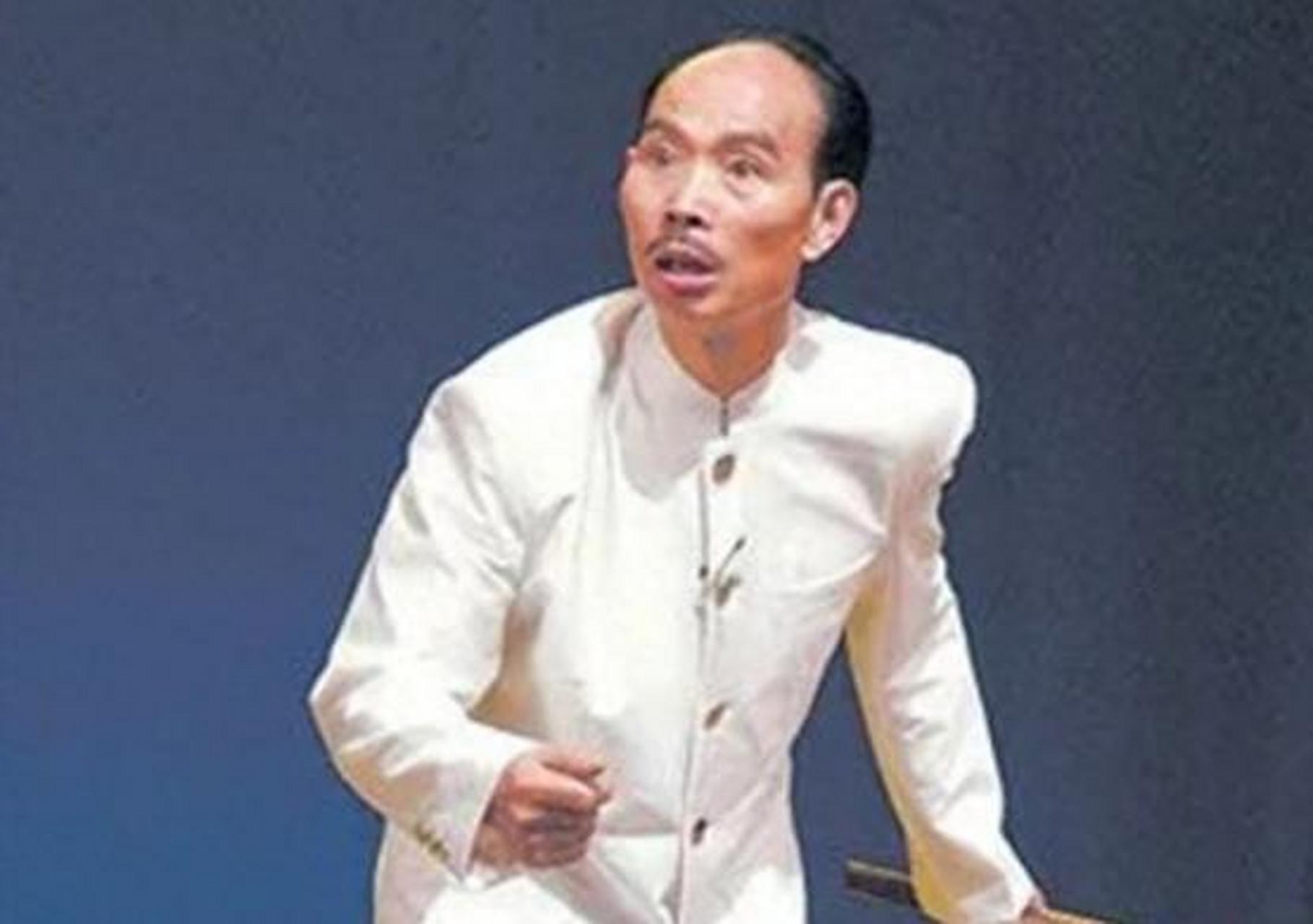 李伯清出生在1947年的四川成都市,家庭十分清苦