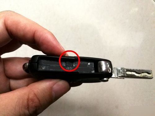 日产汽车遥控器换电池 尼桑汽车遥控钥匙怎么拆开换电池
