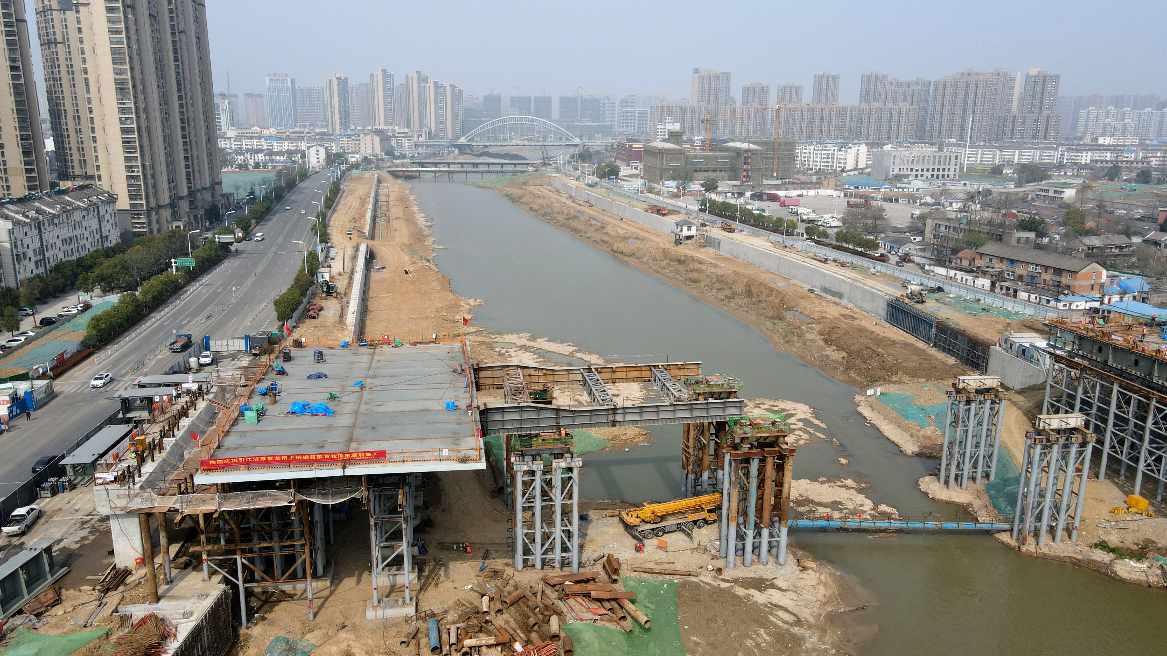 引江济淮青龙桥 首轮顶推正施工