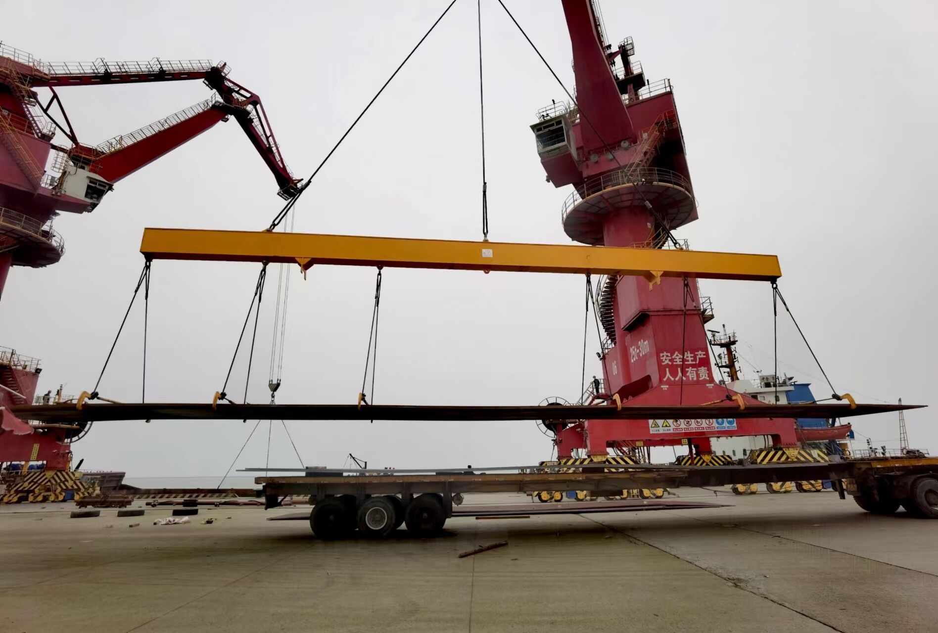 组图丨东营港成功接卸首船超长超重钢板