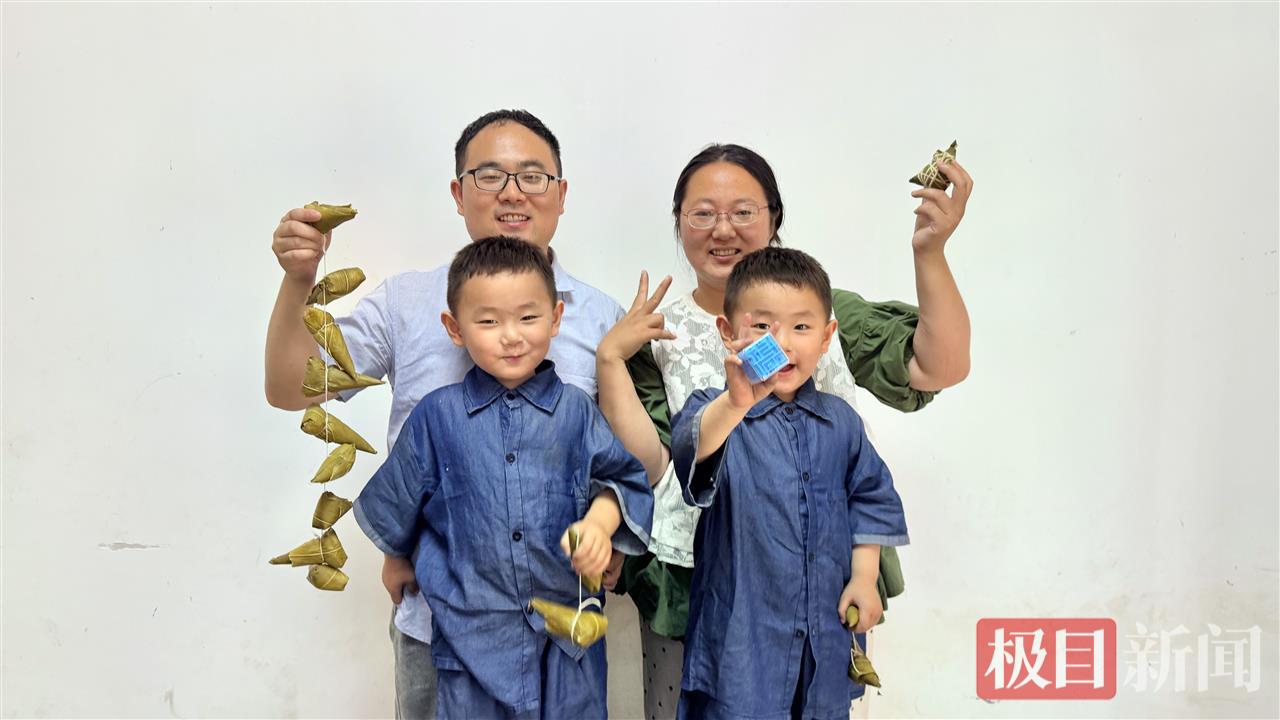 建设者与妻儿工地团聚.jpg