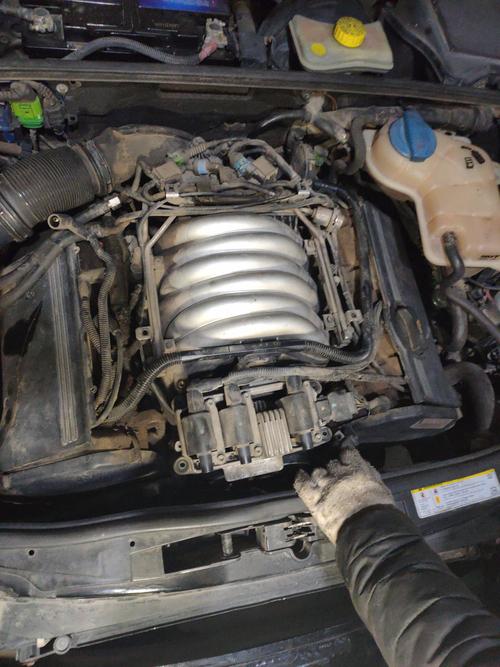 奥迪a4l的发动机号在哪里,奥迪a4l发动机号在哪里看?