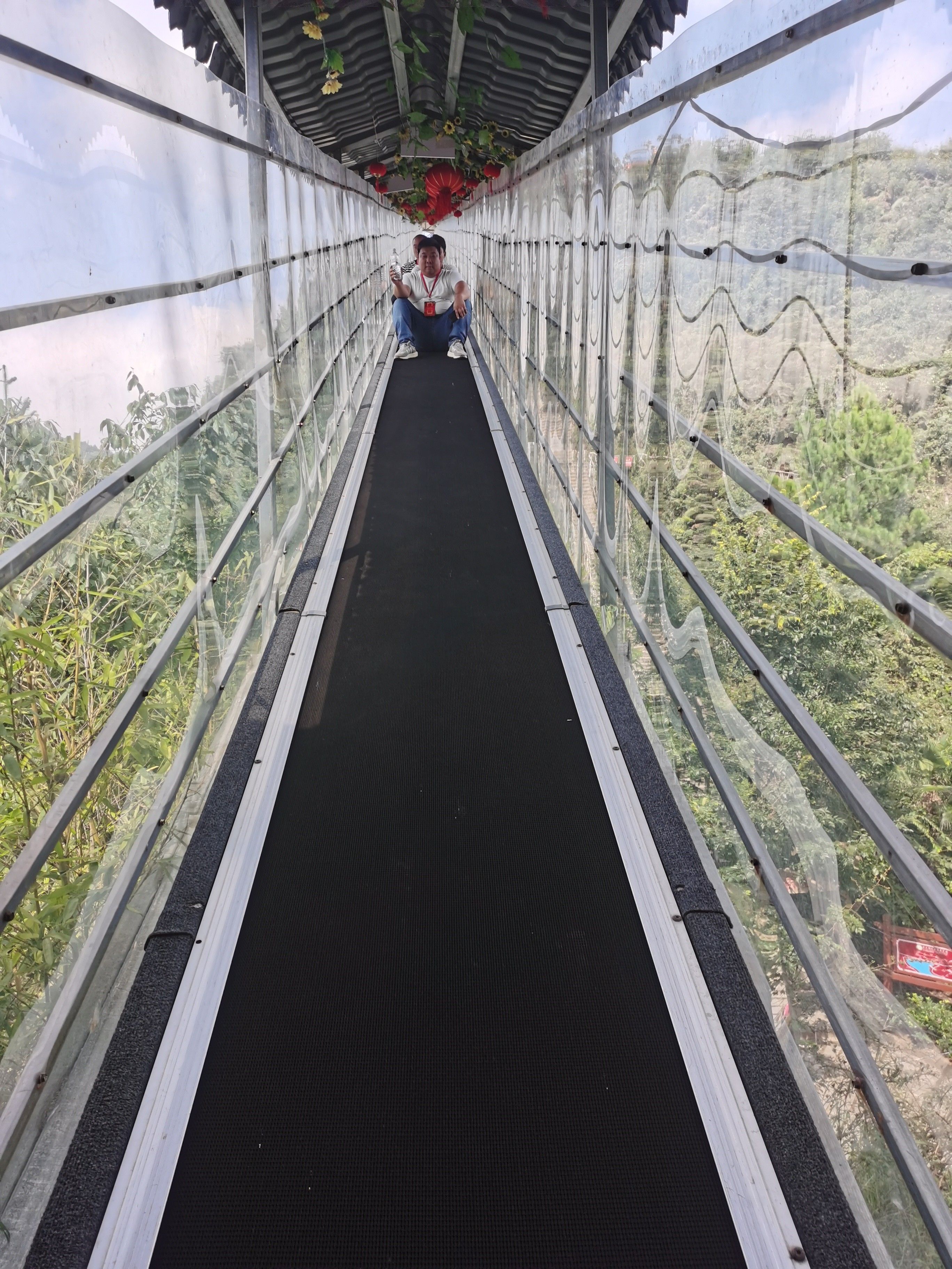 景区魔毯滑道是一项受欢迎的旅游娱乐设施,它给游客带来了独特而刺激