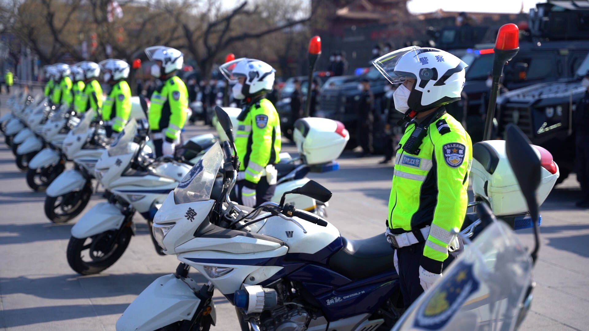 "白天见警车 夜晚见警灯 身边见警察" 泰安市公安局"泰网"大巡防活动