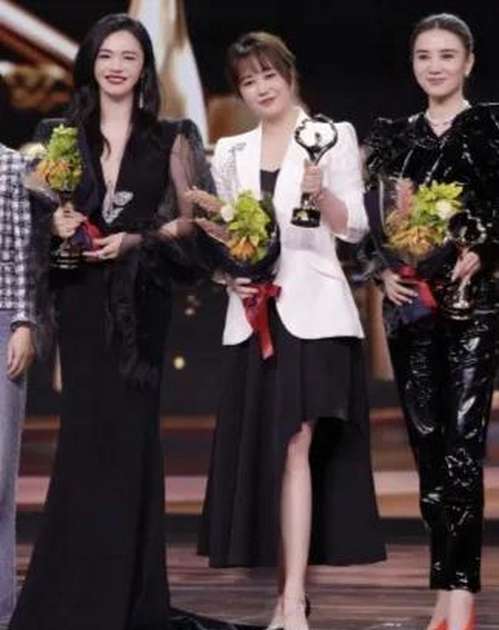 谷爱凌身高是有175的.与177的李艾和173的宋佳同框,都不会显得突兀.