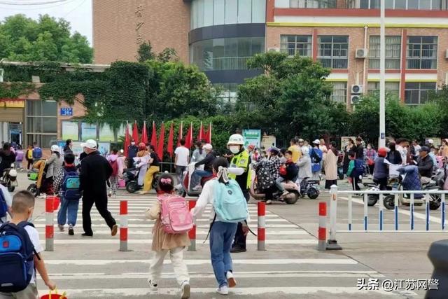 江苏淮安:高高兴兴上学,平平安安回家!淮阴警方全力护航开学季